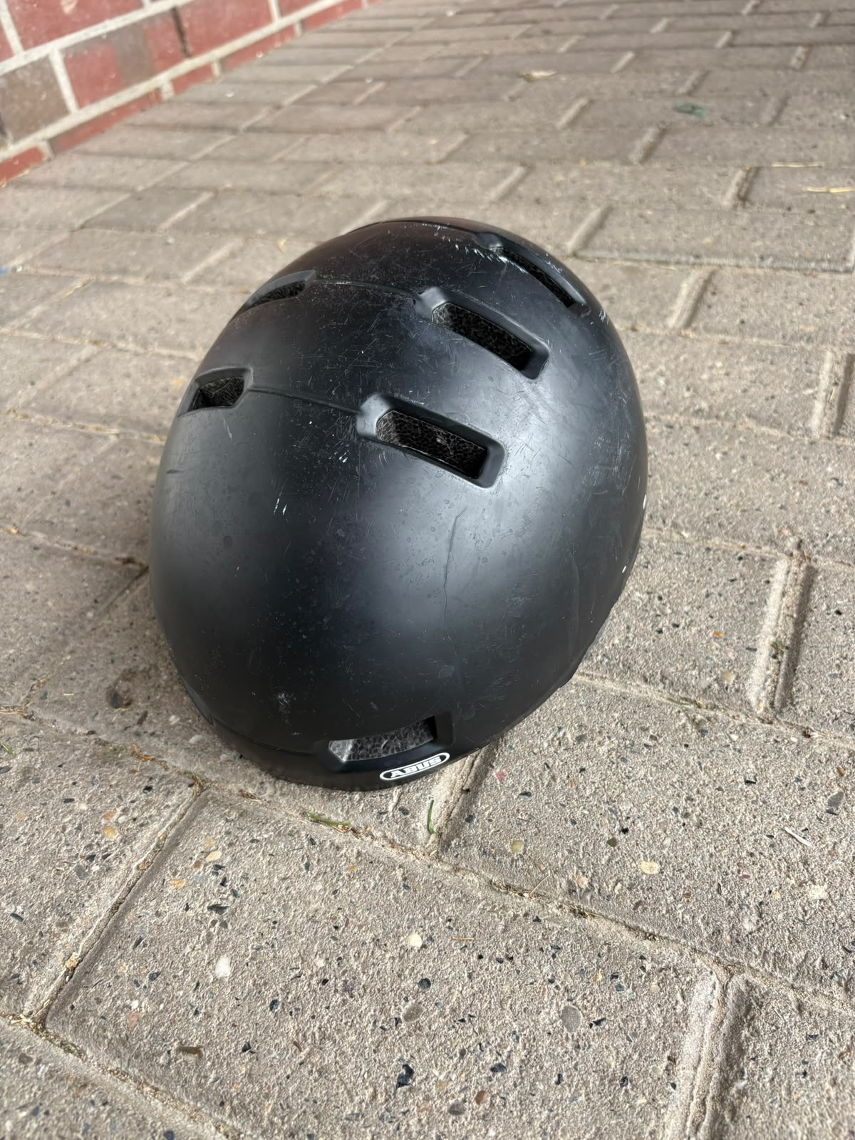 Schwarzer Helm