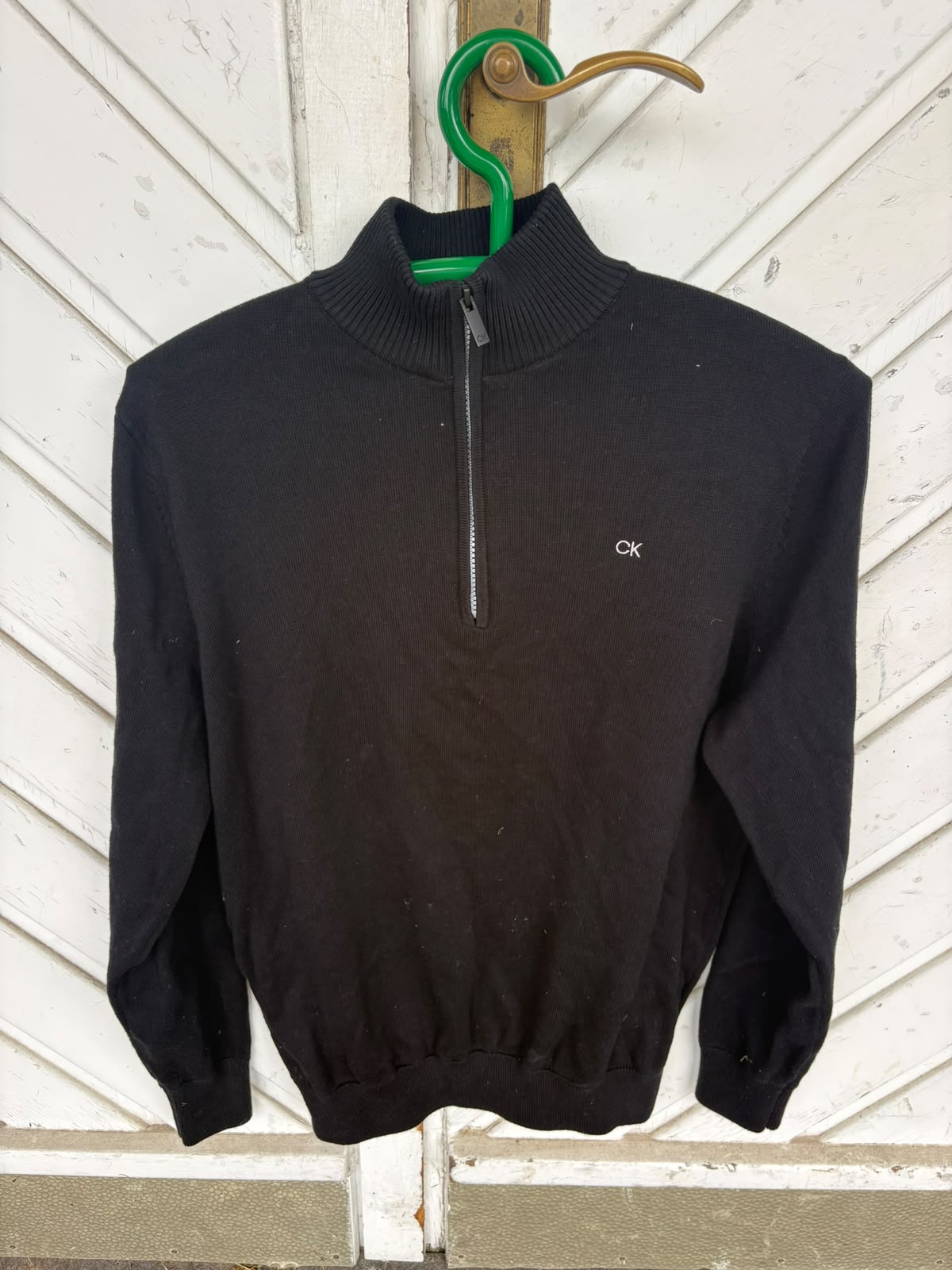 Schwarzes Oberteil mit Reißverschluss
