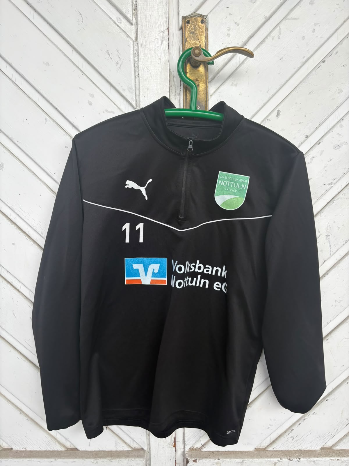 Schwarzer Trainingspullover