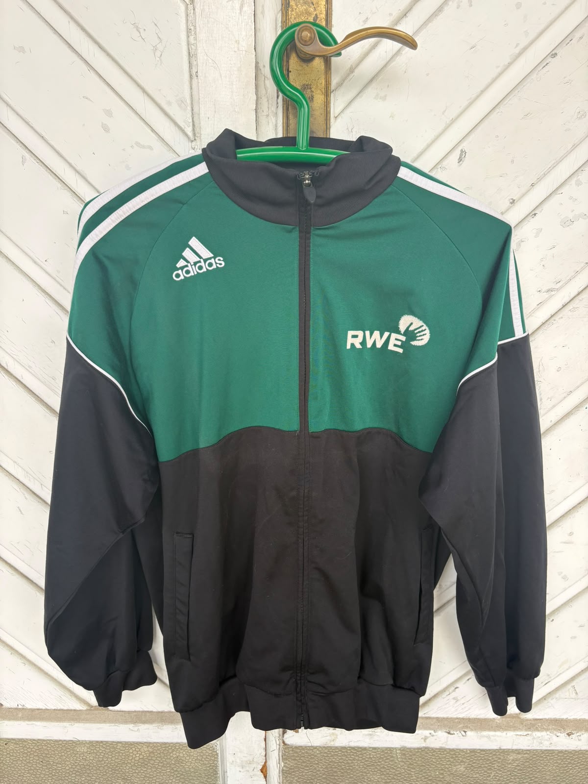 Grün-schwarze Trainingsjacke