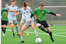 Appelhülsens-Simon-Eigen-_l._-versucht-in-dieser-Szene_-Tom-Overmann-vom-Ball-zu-trennen