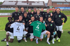 Die Westfalenliga-Fußballer von GW Nottuln hielten beim Training die Trikots von Fabian Kemper in die Kamera.