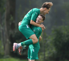 Nach dem Tor zum 1-0 war Nottulns U17-Junior Davin Höing (r.) erster Gratulant von Torschütze Hannes Düpmann