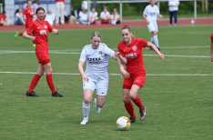 Nottulns-Lara-Elpers-_l._-und-Greta-Niemann-kämpfen-um-den-Ball